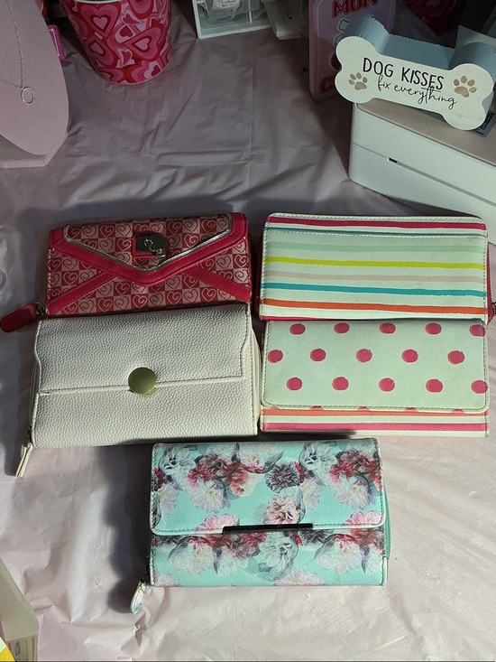 The Unbranded Brand Handbags - Floral Mint Trifold Wallet with Pink Accents - Unbranded